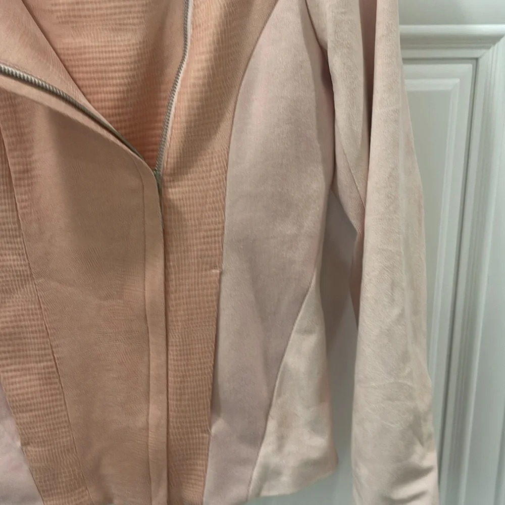 H by Halston Women's Size 6 pink
Long Sleeve Zip Up lined Blazer with flaw - Picture 3 of 15